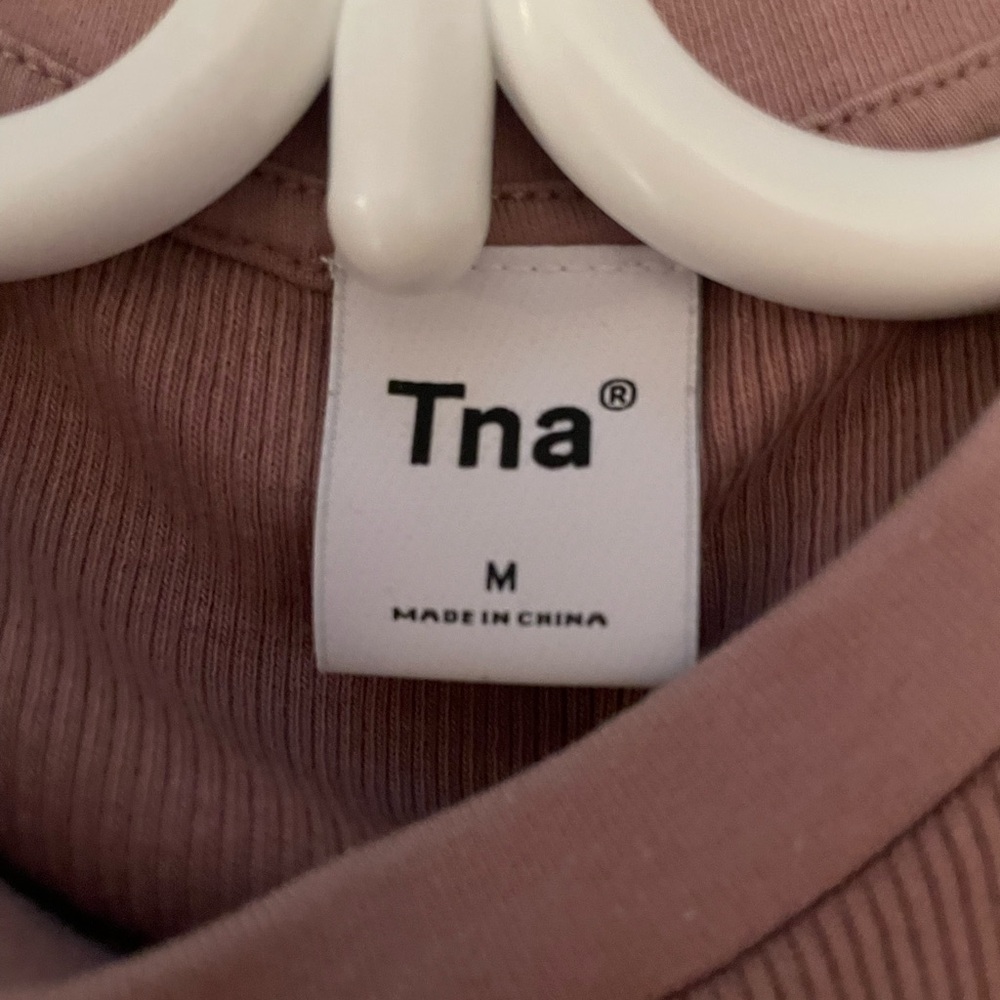 Cropped & Ribbed TNA TShirt! - Picture 2 of 3